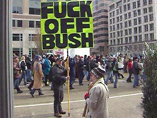 Транспоранты протестующих выражали свое отношение к политике администрации Буша