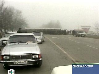 Жители североосетинского города Беслан, пострадавшие от теракта в начале сентября этого года, второй день блокируют федеральную автомобильную трассу "Кавказ" у поворота на аэропорт Владикавказа