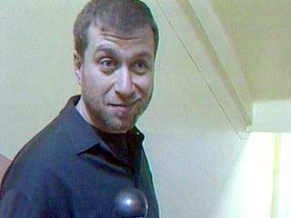 Роман Абрамович родился 24 октября 1966 года в Саратове (по другим данным - в Сыктывкаре).