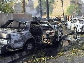 По меньшей мере, шесть человек получили ранения в понедельник утром в результате взрыва заминированной автомашины в Багдаде, сообщает РИА "Новости". Среди раненых есть стражи порядка. Информация о жертвах и пострадавших уточняется