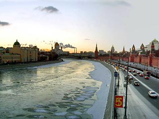 В Москва-реке собирают гигантское бензиновое пятно