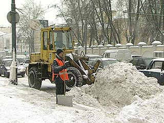 Снегопад осложнил ситуацию на московских дорогах