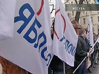 Как сообщает "Интерфакс", около здания Генштаба собралось порядка 50-70 человек - сторонников партии "Яблоко", представителей Союза правых сил, ряда правозащитных организаций, а также студентов