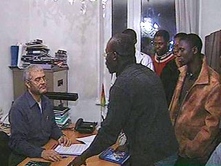 Студенты московских вузов из африканского государства Гвинея-Бисау, захватившие во вторник в знак протеста помещение посольства своей страны и взявшие в заложники дипломата, до сих пор дожидаются ответа своих национальных властей