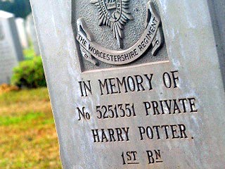 Фанаты знаменитого литературного героя Гарри Поттера осаждают могилу его полного тезки - умершего в 19-летнем возрасте британского солдата, который похоронен на кладбище недалеко от Тель-Авива