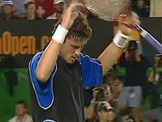 В 25-й день своего рождения лучший российский теннисист Марат Сафин взял верх в чрезвычайно нервном и изнурительном поединке с первой ракеткой мира швейцарцем Роджером Федерером за выход в финал Открытого чемпионата Австралии