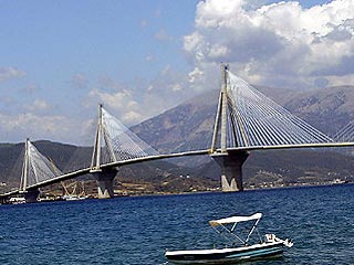Крупнейший в мире подвесной мост, соединяющий полуостров Пелопоннес с материковой Грецией, закрыт из-за пожара