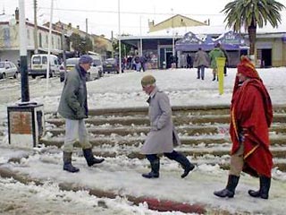 Сильные снегопады, ураганный ветер и ливни уже третьи сутки бушуют на севере Алжира. Штормит Средиземное море, скорость ветра достигает 70 км в час, отмечено резкое понижение температуры на третьей части территории страны