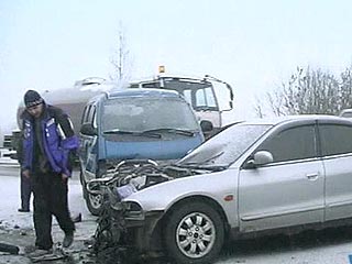 В Южно-Сахалинске столкнулись сразу 10 автомобилей, включая автобус и бензовоз: 2 ранены