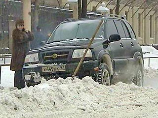 В выходные дни в столичном регионе снежная стихия, бушевавшая здесь двое суток, стихнет. Как сообщили ИТАР-ТАСС в Росгидромете, в субботу пройдет лишь слабый снег, однако серые облака не покинут небо московского региона