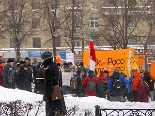 На Пушкинской площади собралось, по разным данным, от 100 до 500 человек, которые также выступают против закона о льготных выплатах и антисоциальной, по мнению присутствующих, политики государства