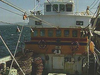 В Японском море пограничники задержали судно-браконоьер после трех часов погони