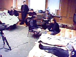 Фракция "Родина" в Госдуме на заседании во вторник, как ожидается, примет решение о прекращении голодовки пяти депутатов во главе с лидером фракции Дмитрием Рогозиным
