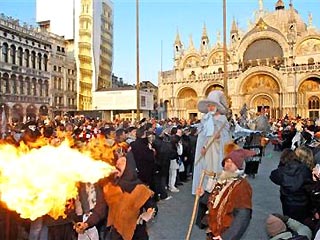 Проходящий в Венеции карнавал позволил преступникам ограбить среди бела дня ювелирный магазин на центральной площади Сан-Марко