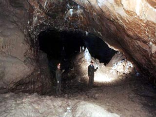В Хакасии спасатели МЧС извлекают из-под обвала в пещере "Ящик Пандоры" двух заблокированных спелеологов-любителей из Новосибирска. "Интерфаксу" в МЧС сообщили, что оба туриста, по предварительной информации, живы