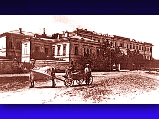 Игорное заведение размещается в доме, где до большевистской революции находился Мариинский институт благородных девиц, построенный в середине XIX века