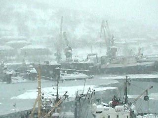 Мощный снежный циклон, обрушившийся на Камчатку три дня назад, по-прежнему бушует на полуострове