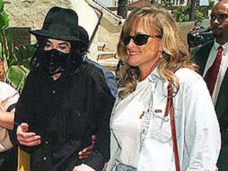 Бывшая жена американского певца Майкла Джексона Дебби Роу по договору обязалась в 1999 году не рассказывать подробностей их интимной жизни и об экстравагантном образе жизни своего супруга. Соответствующий юридический документ был обнародован в четверг