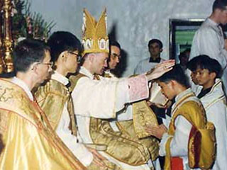 Все большее число католических священников на Филиппинах оставляют служение для того, чтобы жениться, заявляют в епископате страны