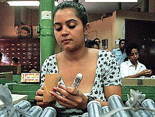 Куба, производитель самых известных в мире сигар и лучшего, по признанию специалистов, табачного листа, вошла в круг стран, ограничивающих курение в общественных местах и запрещающих его в закрытых помещениях