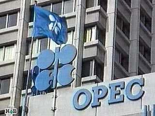 Индонезия может принять решение о выходе из Организации стран-экспортеров нефти (ОПЕК), поскольку падение добычи нефти вынуждает страну становиться чистым импортером нефти, заявили власти