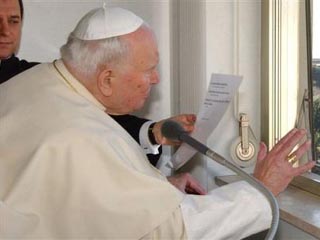 Разговаривая со своими ближайшими сотрудниками, Иоанн Павел II сообщил, что читает газеты, добавив в шутку, что таким образом он узнает о состоянии своего здоровья