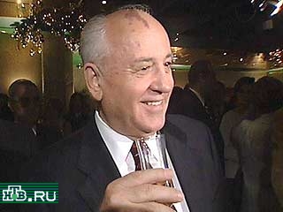 Все работы над фильмами Михаила Горбачева, в которых тот берет интервью у известных мировых политиков XX века, будут закончены к декабрю 2001 года