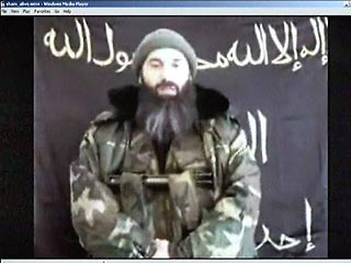 На сайте боевиков в ночь на вторник появилась видеозапись с обращением Басаева. Он стоит перед камерой в каком-то помещении в зимнем камуфляже