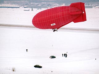В пресс-релизе воздухоплавательного центра "Авгуръ", поступившем в редакцию NEWSru.com, сообщается о том, что 7 февраля 2005 года на аэродроме "Раменское" двумя россиянками был установлен мировой рекорд скорости на тепловом дирижабле