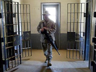 Британский телеканал Channel 4 запускает в эфир реалити-шоу, в рамках которого будет изучаться воздействие "умеренных" пыток на семерых добровольцев-мужчин. В ходе шоу под названием The Guantanamo Guidebook будут воспроизведены некоторые методы, использую