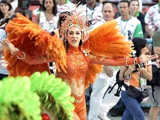 Подведены итоги конкурса самбы на знаменитом бразильском карнавале. Победителем карнавала в Рио-де-Жанейро в третий раз подряд стала школа самбы "Бейжа-флор" (в переводе "Колибри")