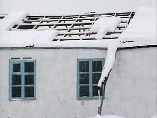 В одной из школ Нехаевского района Волгоградской области под тяжестью снега обрушилась кровля на площади 480 квадратных метров. Сведений о пострадавших пока не поступало