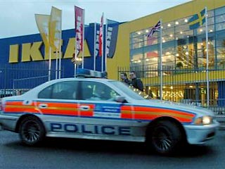 Около 6000 человек съехались прошлой ночью на открытие нового магазина IKEA на севере Лондона. В результате образовавшейся давки 5 человек попали в больницу с травмами грудной клетки, а еще 22 помощь была оказана на месте