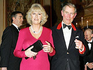 Британский принц Чарльз и его избранница Камилла Паркер-Боулз впервые вместе появились на публике в четверг вечером у Виндзорского дворца