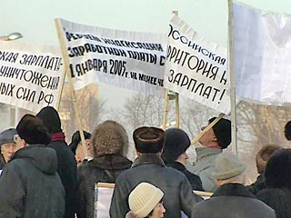 Многотысячные манифестации пройдут в Москве в субботу - как под лозунгами с требованием отставки правительства и отмены закона о монетизации льгот, так и в поддержку данной реформы