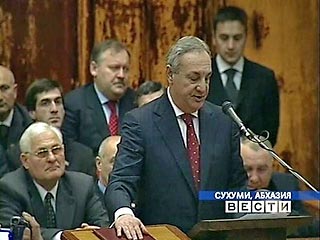 Сухуми в субботу приведен к присяге новый президент Абхазии Сергей Багапш. Багапш принес присягу на верность народу Абхазии, положив руку на конституцию непризнанной республики