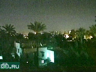 В небе иракской столицы еще видны зарницы пожаров и клубы дыма