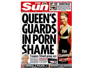 Во вторник главный британский таблоид The Sun сообщил о том, что охранники королевы Елизаветы II занимались групповым сексом прямо в казармах близ Букингемского дворца, и засняли весь процесс на видео
