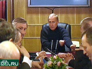 Прямо в поезде на пути из Томска в Омск президент провел совещание с полпредами, министрами и губернаторами Дальнего Востока и Сибири