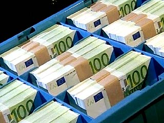 По данным Центробанка, за месяц россияне приобрели в обменниках и сняли с валютных счетов более 1,1 млрд евро - больше, чем когда-либо