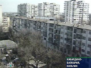 Из жилого дома 19-19а по улице Шогенцукова в Нальчике, где с утра субботы проводится спецоперация по задержанию двух боевиков, были эвакуированы около 250 человек