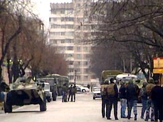 Началась силовая фаза операции по захвату трех боевиков, заблокированных в жилом доме N 19А по проспекту Шогенцукова в Нальчике, передал корреспондент агентства "Интерфакса" с места событий
