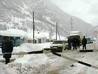 Из-за угрозы схода снежных лавин сегодня ночью до особого распоряжения закрыта для движения транспорта Транскавказская автомагистраль, соединяющая Россию с Закавказьем
