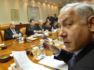 Министр финансов Израиля Биньямин Нетаньяху заявил накануне вечером, что на заседании правительства проголосует против программы размежевания, так как Шарон не согласился вынести ее на всенародный референдум