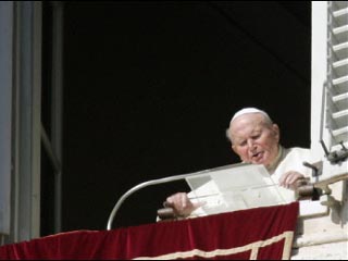 Папа Римский Иоанн Павел II принял накануне участие в чтении воскресной молитвы Angelus из окна своего рабочего кабинета, выходящего на площадь Святого Петра