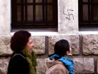 Вандалы нарисовали на стене мечети свастики и надписи "СС"