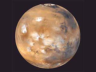 Анализ фотографий с европейской станции Mars Express показал, что в пяти градусах широты севернее экватора поверхность планеты имеет странную фактуру