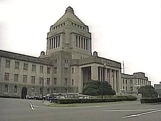 Группа советников премьер-министра Японии Дзюнъитиро Коидзуми приступила к изучению возможности внесения изменений в закон о престолонаследии