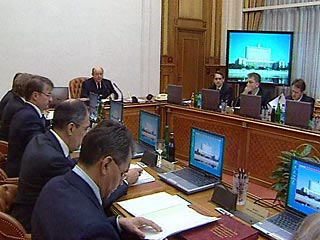 Правительство РФ планирует рассмотреть инвестиционную программу газовой отрасли и финансовый план ОАО "Газпром" на 2005 год на заседании 3 марта, сообщил журналистам источник в правительстве