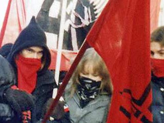 Несакционированный митинг прошел в среду у посольства Латвии в Москве. Его устроили активисты "Авангарда красной молодежи" (АКМ)